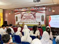 Polisi memberikan edukasi hukum kepada pelajar di SMAN 2 Palangka Raya