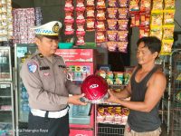 Polisi bagikan helm gratis di Palangka Raya