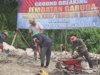 TNI dan warga gotong royong bangun Jembatan Garuda di Palangka Raya