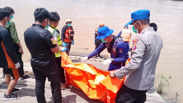 Evakuasi korban tenggelam di Sungai Katingan oleh tim SAR