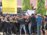 Personel polisi siaga pengamanan May Day di Kalimantan Tengah