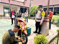 Polisi memeriksa TKP percobaan pencurian di Kantor Satpol PP Kalteng