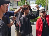 Aksi unjuk rasa Gerakan Mahasiswa Anak Buruh Kalteng di Kantor Gubernur Kalimantan Tengah