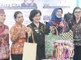 Pj Sekda Kalteng Dr Linae Victoria Aden meninjau stan peserta Kalteng Expo 2026 di GOR Palangka Raya