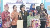 Pj Sekda Kalteng Dr Linae Victoria Aden meninjau stan peserta Kalteng Expo 2026 di GOR Palangka Raya