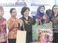 Pj Sekda Kalteng Dr Linae Victoria Aden meninjau stan peserta Kalteng Expo 2026 di GOR Palangka Raya