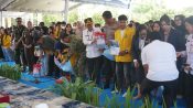 Penyaluran bantuan pangan bagi mahasiswa Kalteng di HUT ke-69 Provinsi Kalimantan Tengah