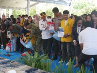 Penyaluran bantuan pangan bagi mahasiswa Kalteng di HUT ke-69 Provinsi Kalimantan Tengah