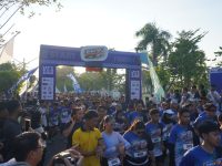 Ribuan peserta mengikuti BNN Run 2026 di Bundaran Besar Palangka Raya sebagai kampanye hidup sehat dan perang melawan narkoba.