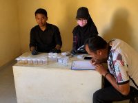 Petugas BNNK Kotawaringin Barat melakukan tes urine mendadak kepada karyawan perkebunan sawit PT AJP