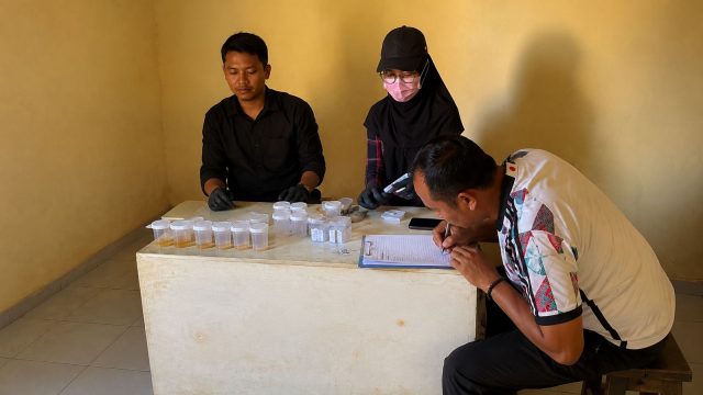 Petugas BNNK Kotawaringin Barat melakukan tes urine mendadak kepada karyawan perkebunan sawit PT AJP
