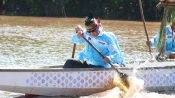 Kalpolda Klateng dan Peserta lomba Besei Kambe beradu kecepatan dan ketangkasan diatas perahu di Sungai Kahayan pada Hari Bhayangkara ke-80 di Palangka Raya