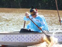 Kalpolda Klateng dan Peserta lomba Besei Kambe beradu kecepatan dan ketangkasan diatas perahu di Sungai Kahayan pada Hari Bhayangkara ke-80 di Palangka Raya