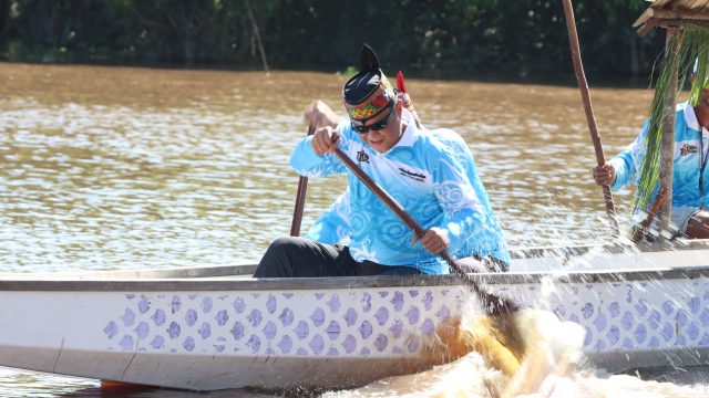 Kalpolda Klateng dan Peserta lomba Besei Kambe beradu kecepatan dan ketangkasan diatas perahu di Sungai Kahayan pada Hari Bhayangkara ke-80 di Palangka Raya