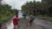 Warga dan sopir menimbun jalan rusak di ruas Trans Kalimantan Desa Hajak, Kabupaten Barito Utara