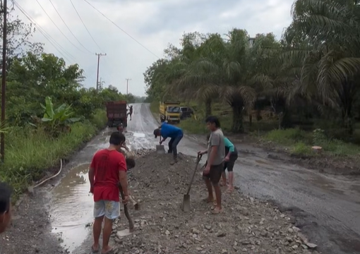Warga dan sopir menimbun jalan rusak di ruas Trans Kalimantan Desa Hajak, Kabupaten Barito Utara