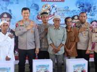 Kapolda Kalteng menyerahkan bantuan sosial kepada warga terdampak kebakaran di Jalan Murjani Palangka Raya