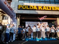 Ribuan warga mengikuti Jalan Sehat dan Fun Bike HUT Bhayangkara ke-80 di Polda Kalteng.