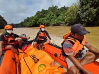 Tim SAR Gabungan mengevakuasi korban tenggelam yang ditemukan di Sungai Kapuas, Kabupaten Kapuas