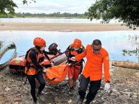 Tim SAR Gabungan melakukan pencarian korban kelotok tenggelam di DAS Kahayan