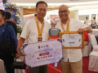 Tim IJTI Kalteng menerima trofi juara Domino Orado Kapolda Cup.