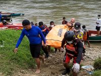Tim SAR gabungan mengevakuasi korban kelotok tenggelam di Sungai Batang Kawa, Kabupaten Lamandau