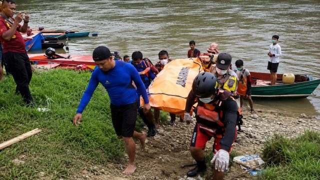 Tim SAR gabungan mengevakuasi korban kelotok tenggelam di Sungai Batang Kawa, Kabupaten Lamandau