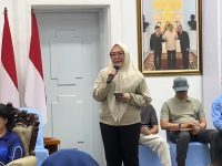 Kepala Diskominfosantik Kalteng, Adiah Chandra Sari, menyampaikan sambutan pada pertemuan Gubernur Kalimantan Tengah bersama insan pers.
