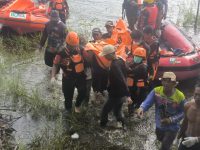 Tim SAR Gabungan mengevakuasi korban perahu terbalik di Danau Sababilah, Barito Selatan.