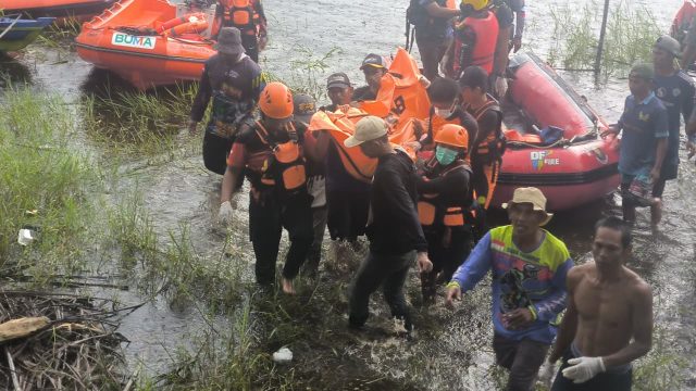 Tim SAR Gabungan mengevakuasi korban perahu terbalik di Danau Sababilah, Barito Selatan.
