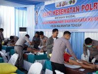 Masyarakat mengikuti layanan medis gratis pada puncak Bakti Kesehatan Hari Bhayangkara ke-80 di Mapolda Kalteng
