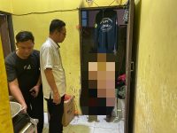 Petugas menangani lokasi penemuan mahasiswa meninggal di kamar kos Palangka Raya.