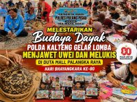 Peserta mengikuti lomba menjawet uwei dan melukis untuk melestarikan budaya Dayak di Duta Mall Palangka Raya