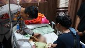 Kapolda Kalteng Irjen Pol Iwan Kurniawan menjenguk pasien anak peserta operasi bibir sumbing gratis di Rumah Sakit Bhayangkara Palangka Raya