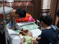 Kapolda Kalteng Irjen Pol Iwan Kurniawan menjenguk pasien anak peserta operasi bibir sumbing gratis di Rumah Sakit Bhayangkara Palangka Raya