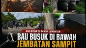Petugas mengevakuasi kerangka misterius dari bawah jembatan di kawasan Baamang, Sampit