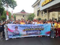 Kapolda Kalteng bersama wartawan mengikuti jalan sehat menyambut HUT Bhayangkara ke-80 di Palangka Raya