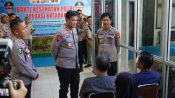 Kapolda Kalteng meninjau pasien operasi katarak gratis di Rumah Sakit Bhayangkara Palangka Raya dalam rangka Hari Bhayangkara ke-80