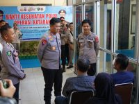 Kapolda Kalteng meninjau pasien operasi katarak gratis di Rumah Sakit Bhayangkara Palangka Raya dalam rangka Hari Bhayangkara ke-80