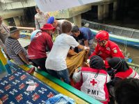 Petugas Satpolairud Polres Kotim dan relawan mengevakuasi jenazah perempuan yang ditemukan di Pelabuhan PPM Sampit, Sungai Mentaya.