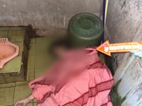 Petugas Polresta Palangka Raya melakukan olah TKP di lokasi penemuan pria meninggal di Jalan Pelatuk IV A Palangka Raya.