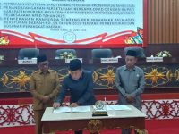 Ketua DPRD Murung Raya Rumiadi memimpin rapat paripurna persetujuan Raperda Pertanggungjawaban APBD 2025
