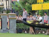 Wakapolda Kalteng Brigjen Pol Drs. Yosi Muhamartha memimpin apel pagi di Lapangan Barigas Mapolda Kalteng