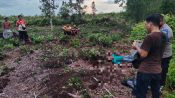 Petugas kepolisian memeriksa lokasi penemuan pemancing meninggal dunia di kawasan Kameloh Misik, Palangka Raya