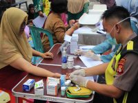 Tenaga kesehatan Rumkit Bhayangkara melayani warga dalam kegiatan Posyandu Keliling di Pahandut Seberang