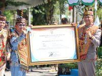 Kapolda Kalteng menerima penghargaan pada HUT Kalteng ke-69.