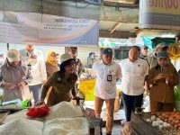 Tim gabungan Polda Kalteng dan Pemprov memantau harga bahan pokok di pasar tradisional Palangka Raya