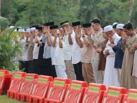 Jemaah melaksanakan Salat Idul Adha di Lapangan Barigas Mapolda Kalteng.