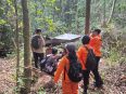 Tim SAR Basarnas Palangka Raya melakukan pencarian dua pemuda hilang di hutan Desa Bagugus, Kapuas.