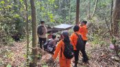 Tim SAR Basarnas Palangka Raya melakukan pencarian dua pemuda hilang di hutan Desa Bagugus, Kapuas.